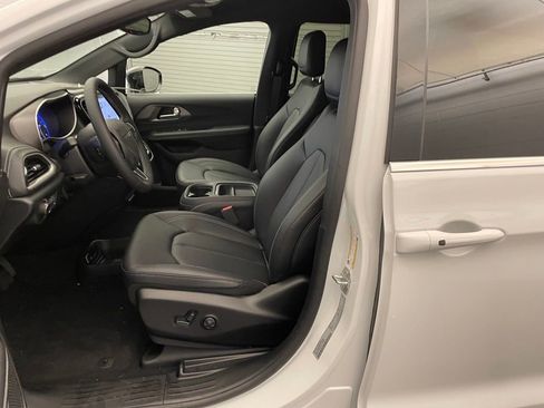 New 2027 Chrysler Pacifica Select AWD/4WD image 14