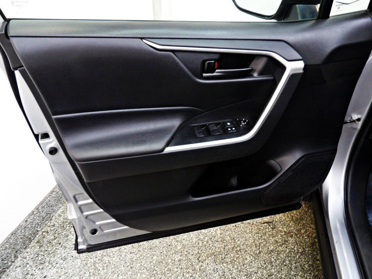 Used 2021 Toyota RAV4 LE AWD/4WD image 7