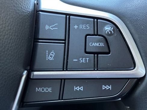 Used 2022 Toyota Highlander XLE AWD/4WD image 40