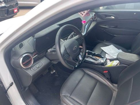Used 2025 Chevrolet Trax RS w/ Sunroof Package FWD image 5