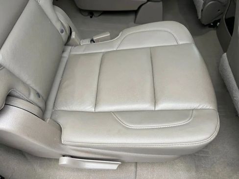 Used 2019 Chevrolet Suburban LT image 19