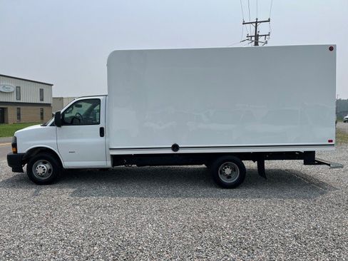 Used 2018 Chevrolet Express 3500 w/ Driver Convenience Package RWD image 10
