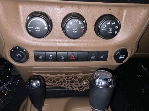 Used 2017 Jeep Wrangler Unlimited Rubicon w/ Connectivity Group AWD/4WD image 17
