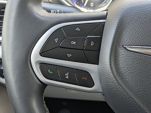 Used 2024 Chrysler Pacifica Touring-L FWD image 23