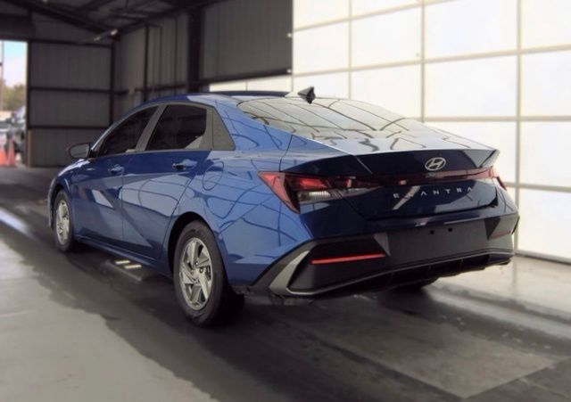 Used 2025 Hyundai Elantra SE FWD image 6