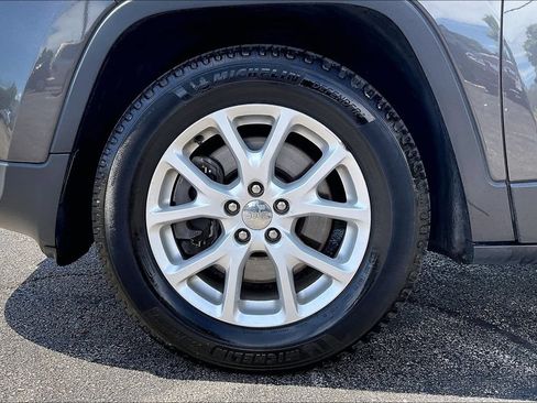 Used 2017 Jeep Cherokee Latitude w/ Safety/Convenience Group AWD/4WD image 10