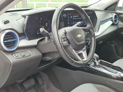 Used 2025 Chevrolet Trax LT w/ LT Convenience Package FWD image 13