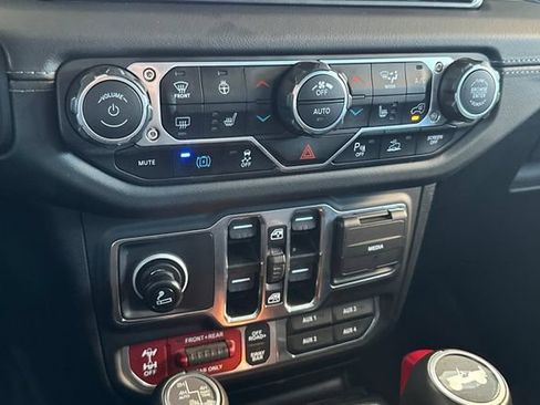Used 2024 Jeep Wrangler Unlimited Rubicon 4xe AWD/4WD image 19