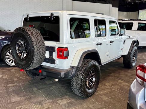 Used 2024 Jeep Wrangler Unlimited Rubicon AWD/4WD image 3