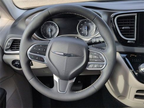 Certified 2024 Chrysler Pacifica Touring-L image 18