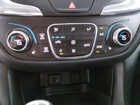 Used 2018 Chevrolet Equinox LT image 24