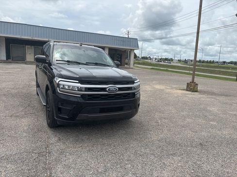 Used 2023 Ford Expedition XLT RWD image 3