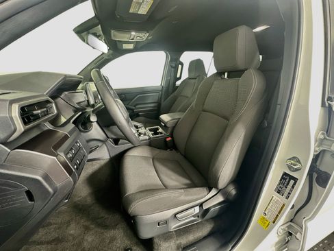 Used 2025 Toyota 4Runner SR5 AWD/4WD image 13