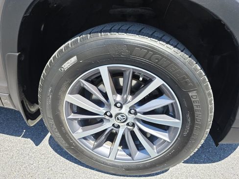 Used 2017 Toyota Highlander XLE AWD/4WD image 38