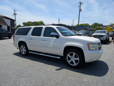 Used 2013 Chevrolet Suburban LTZ image 3