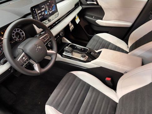 New 2025 Mitsubishi Outlander SE image 4