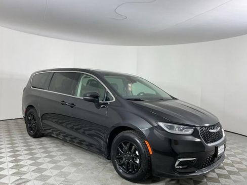 Used 2023 Chrysler Pacifica Touring-L FWD image 3