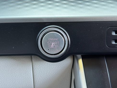 Used 2023 Kia Carnival LX FWD image 21