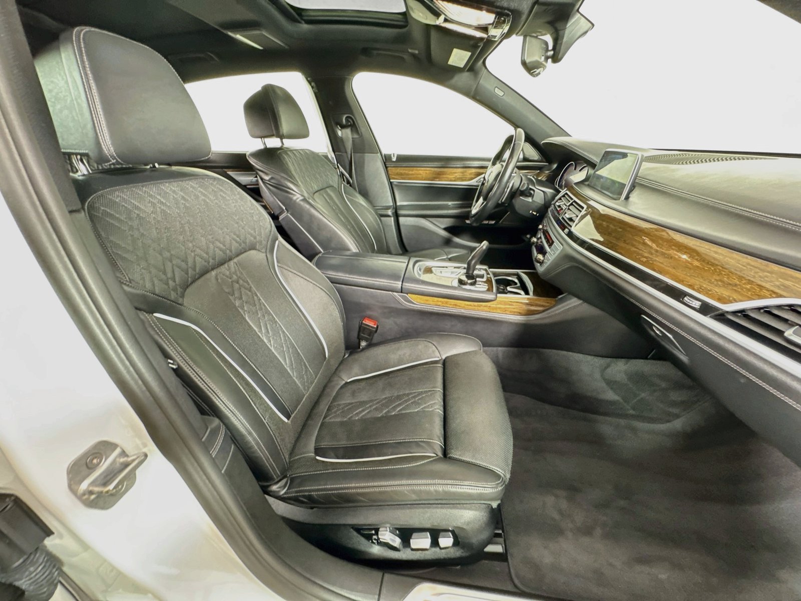 Used 2018 BMW 750i xDrive AWD/4WD image 29
