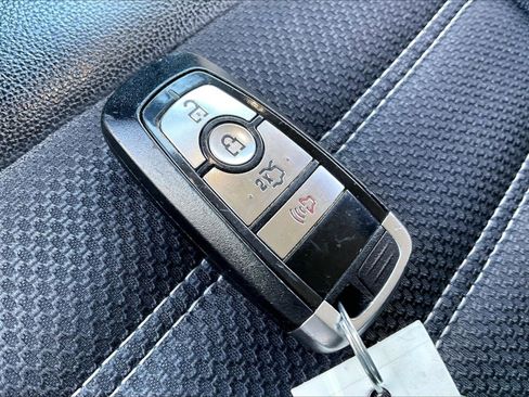 Used 2017 Ford Fusion SE w/ Equipment Group 201A image 11