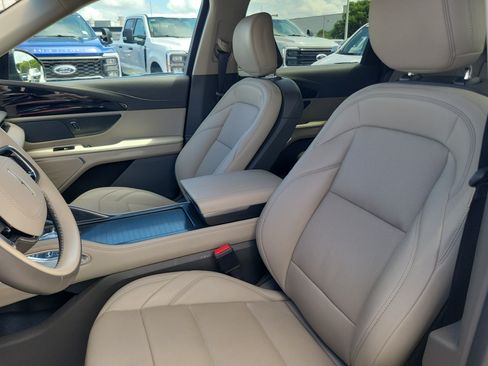 Used 2024 Lincoln Nautilus Premier AWD/4WD image 11