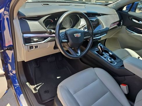 Used 2023 Cadillac XT4 Luxury w/ Cold Weather Package FWD image 10
