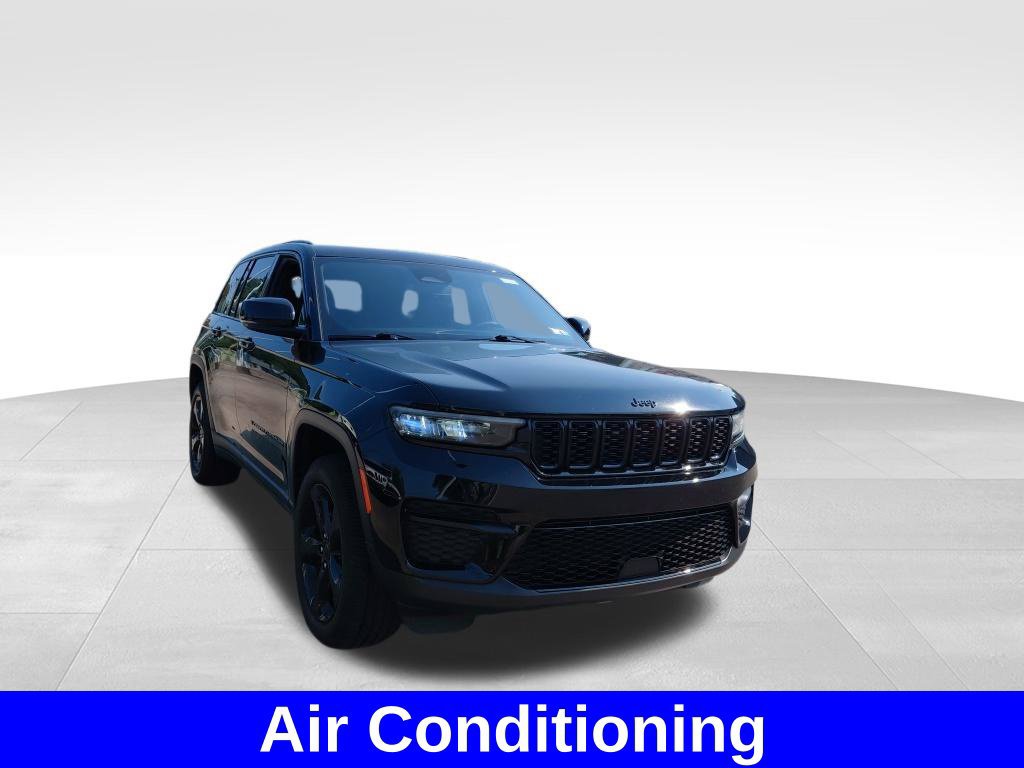 Used 2024 Jeep Grand Cherokee Altitude AWD/4WD image 4