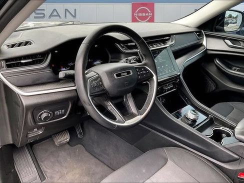 Used 2024 Jeep Grand Cherokee Laredo AWD/4WD image 17