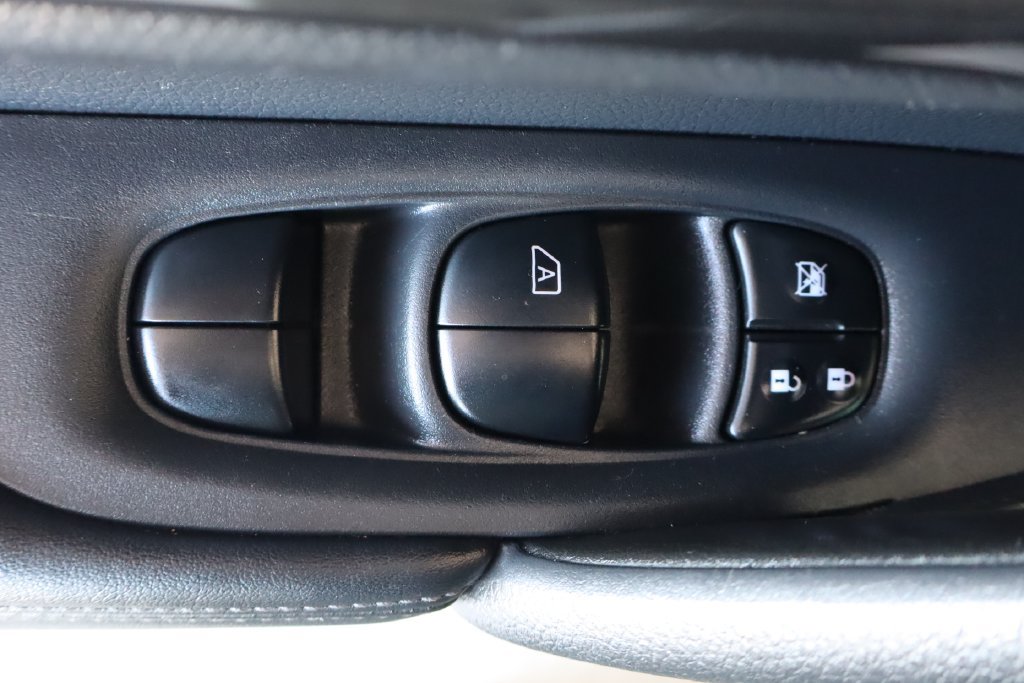 Used 2017 Nissan Rogue SV FWD image 14