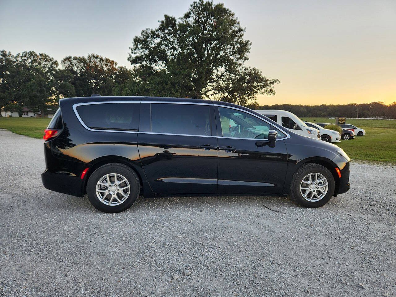 Used 2027 Chrysler Pacifica Select FWD image 6