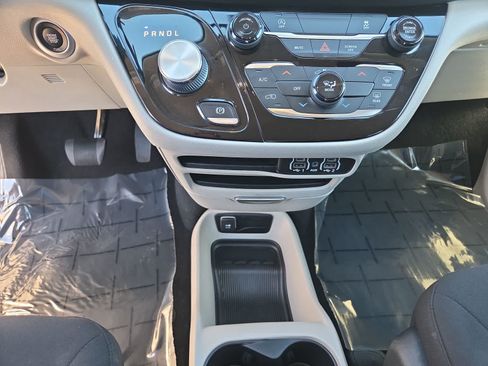 Used 2022 Chrysler Voyager LX FWD image 25
