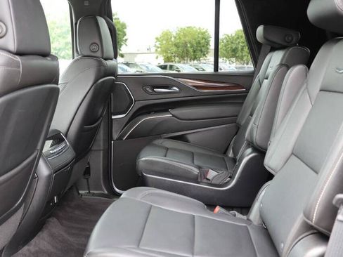 Used 2023 Cadillac Escalade Luxury AWD/4WD image 18