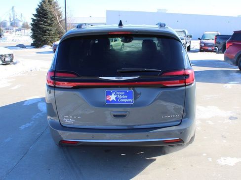 Used 2023 Chrysler Pacifica Limited FWD image 8