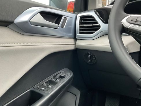 New 2025 Volkswagen Taos SE image 23