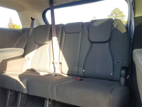 Used 2023 Kia Carnival LX image 10