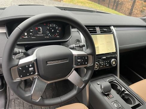 Certified 2025 Land Rover Discovery Dynamic SE image 6