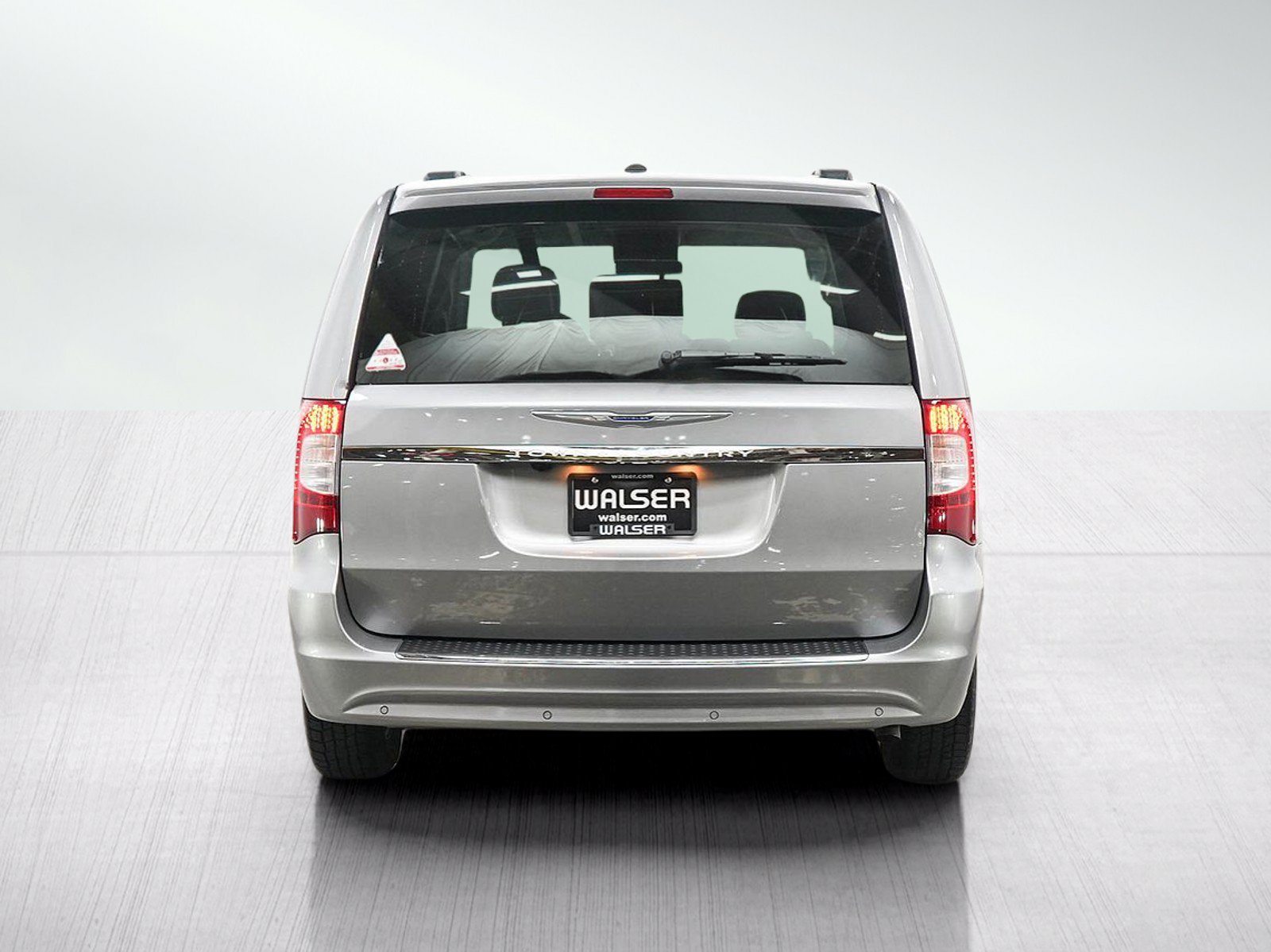 Used 2016 Chrysler Town & Country Touring-L w/ Driver Convenience Group FWD image 4