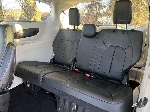 Used 2020 Chrysler Pacifica Touring-L Plus image 33