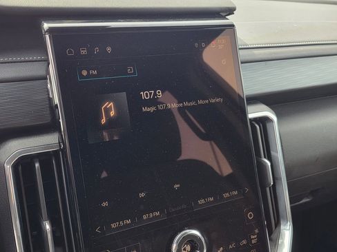 Used 2025 GMC Acadia Elevation image 16