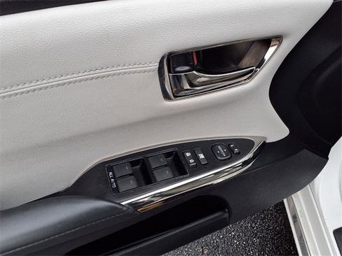 Used 2017 Toyota Avalon XLE image 11