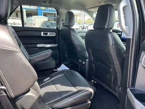 Used 2022 Ford Explorer Limited w/ Equipment Group 301A AWD/4WD image 33