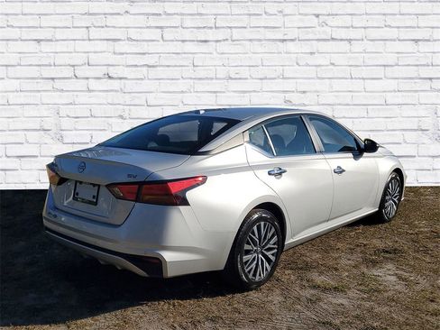 Used 2024 Nissan Altima 2.5 SV image 2