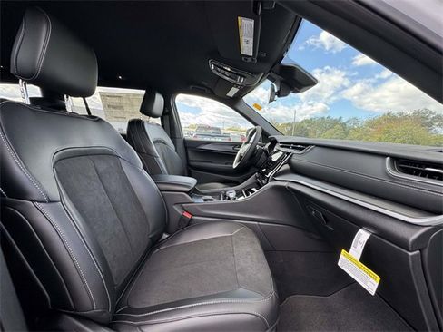 New 2025 Jeep Grand Cherokee L Laredo image 13