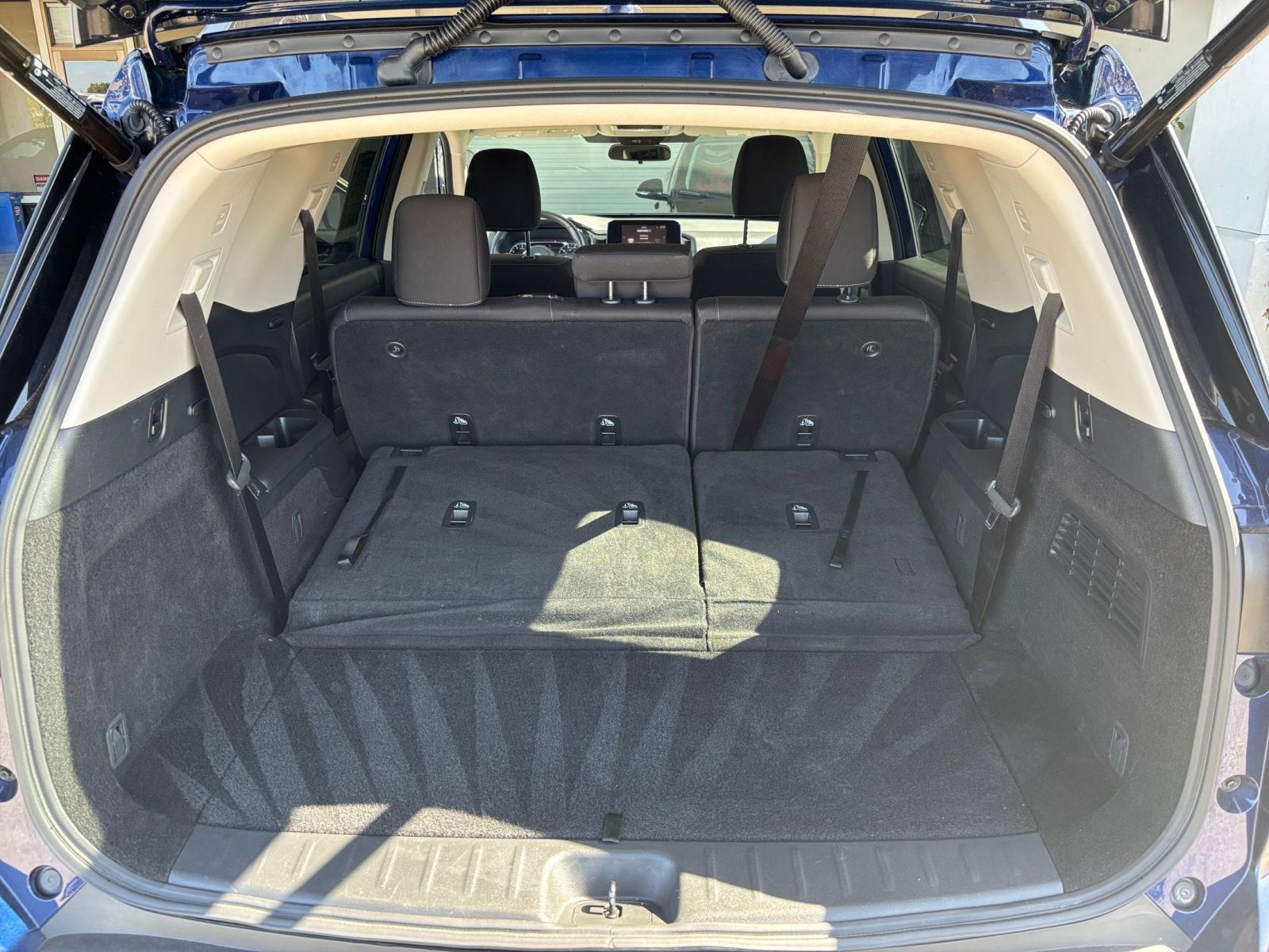 Used 2025 Nissan Pathfinder SV FWD image 33