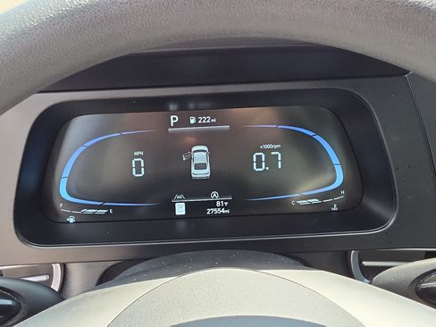 Used 2025 Hyundai Elantra SE FWD image 30