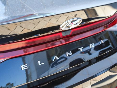 Used 2023 Hyundai Elantra SE FWD image 11