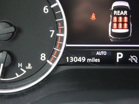 Used 2024 Nissan Pathfinder SV image 11