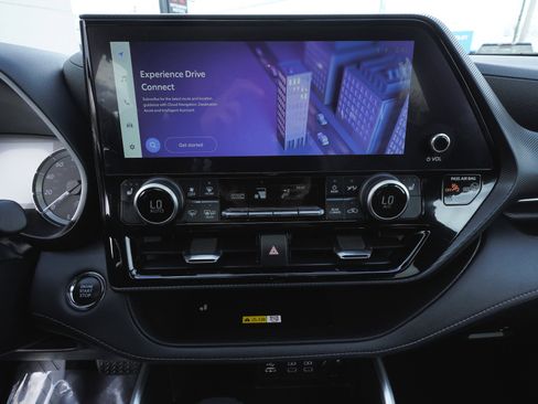 Used 2023 Toyota Highlander XSE image 28