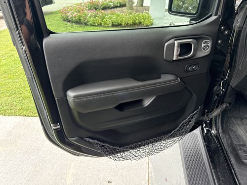 Used 2020 Jeep Wrangler Unlimited Sahara image 13