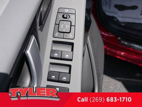 Used 2025 Kia Niro SX image 23